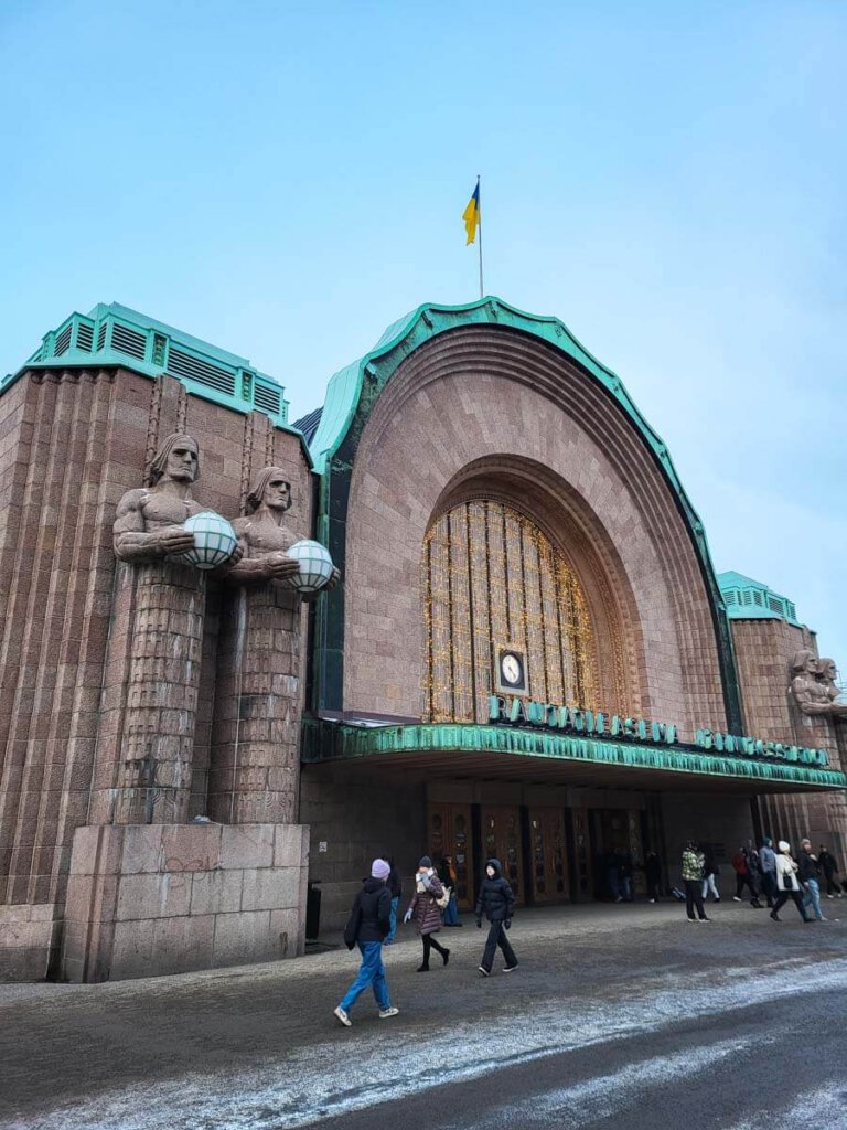 Helsinkis Hauptbahnhof mit seinen mächtigen Statuen