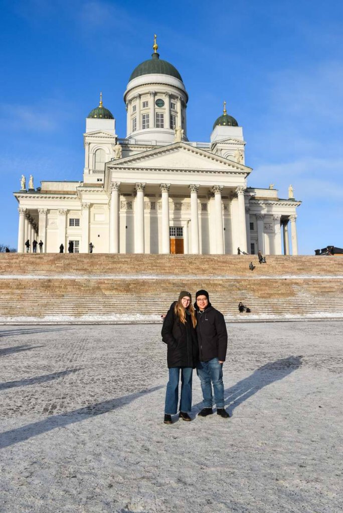 Auf dem verschneiten Senatsplatz zu Füßen des Doms zu Helsinki