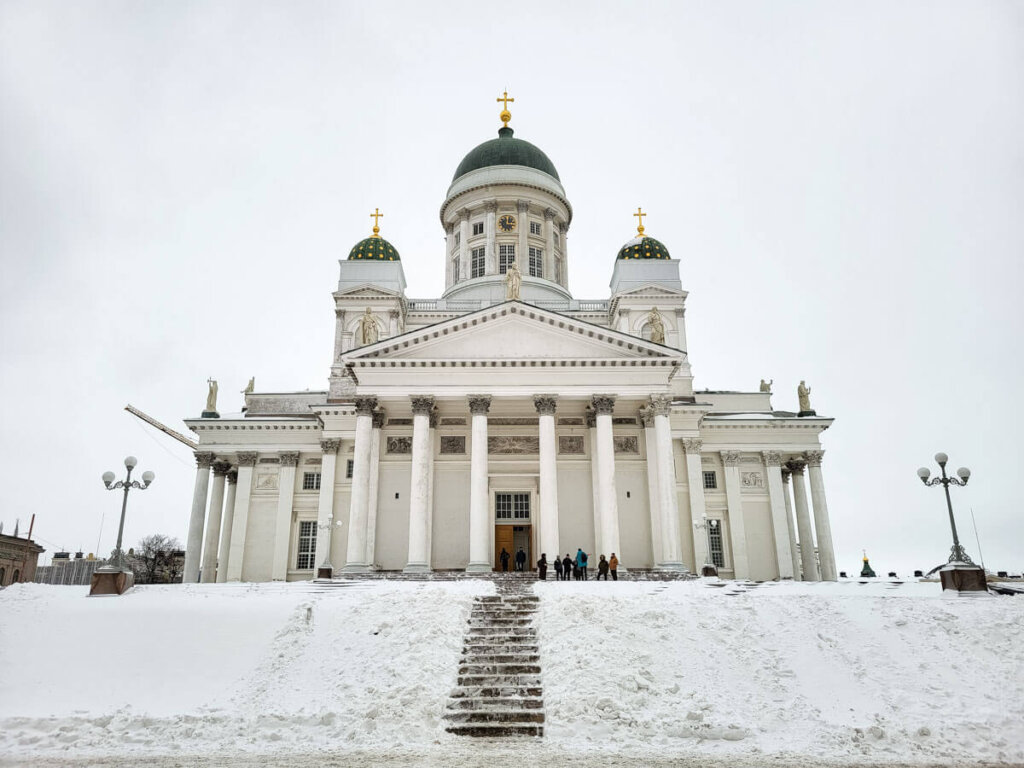 Der weiße Dom zu Helsinki im Winterkleid