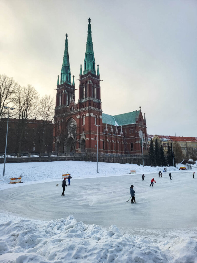 Helsinki im Winter: Die Schlittschuhbahn vor der Johanneskirche