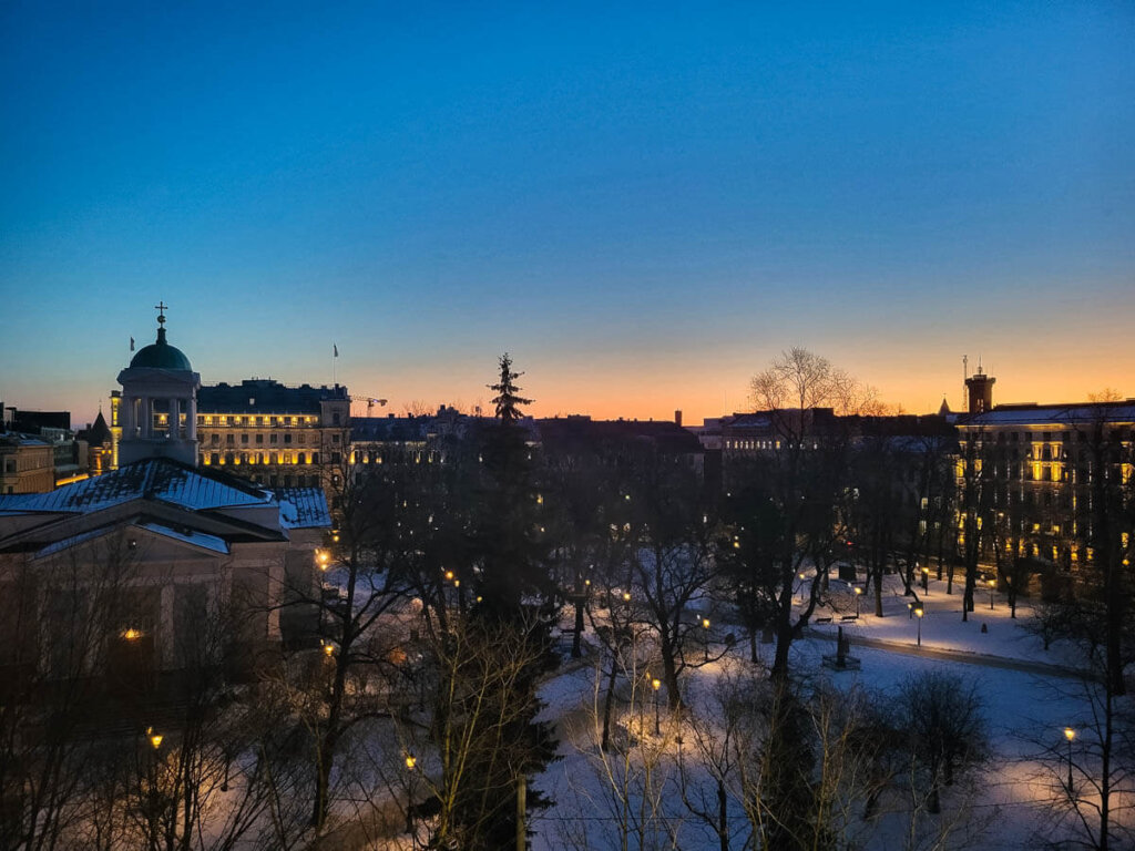 Nächtlicher Blick aus dem Hotelzimmer auf den Alten Kirchpark in Helsinki