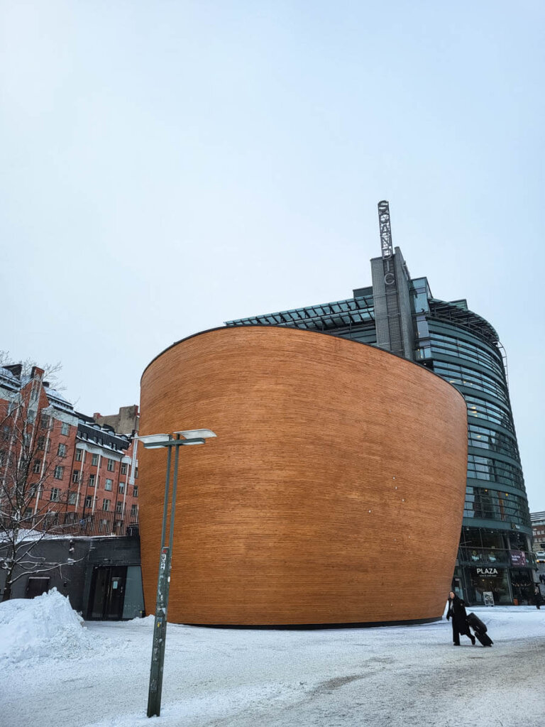 Die besondere Holzarchitektur der Kamppi-Kapelle in Helsinki