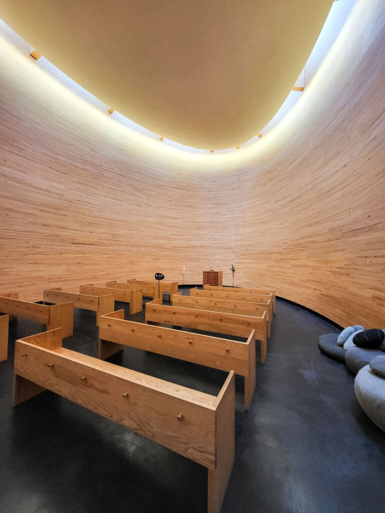 In der Kapelle der Stille, Helsinkis Kamppi-Kapelle