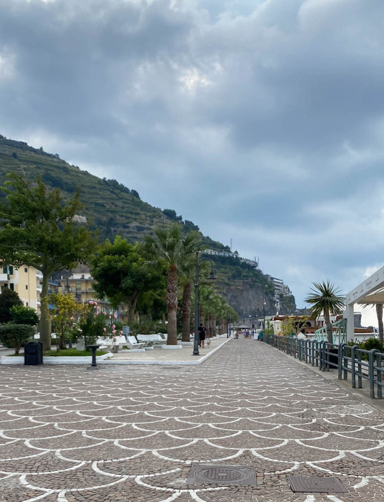 Amalfiküste: Die Strandpromenade von Maiori