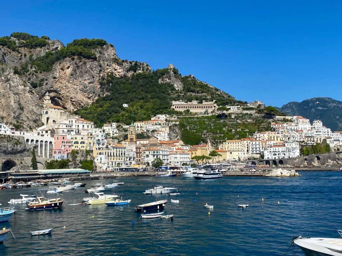 Amalfiküste Urlaub Rundreise: Blick auf Amalfi vom Wasser aus
