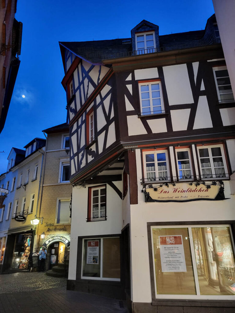 Schiefes Fachwerkhaus in Cochems Altstadtgassen