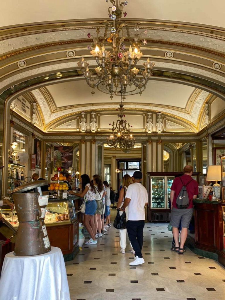 Eingang des Gran Caffè Gambrinus in Neapel