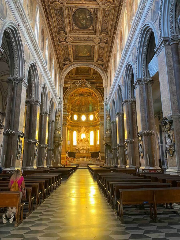 Im Duomo di Santa Maria Assunta in Neapel