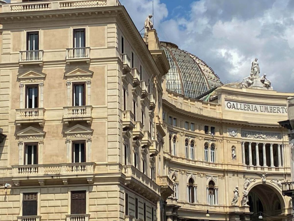 Die 56 m hohe Glaskuppel der Galleria Umberto I in Neapel