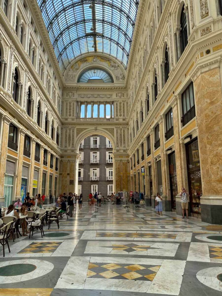 Neapel Sehenswürdigkeiten: Die prächtige Galleria Umberto I  