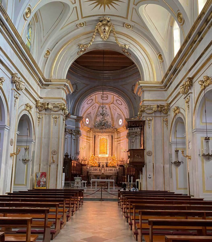 Der weiß-goldene Innenraum der Chiesa Santa Maria Assunta in Positano