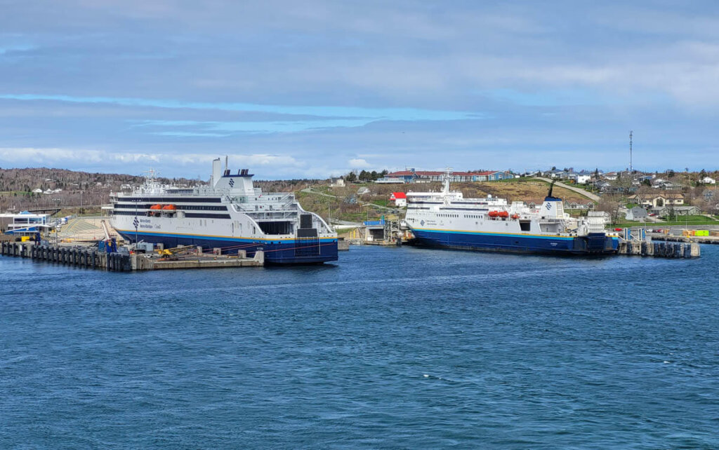Zwei der Marine Atlantic Fähren im Hafen von North Sydney