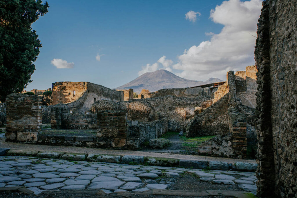Die versunkene Stadt Pompeji mit dem Vesuv - Bild von Julia auf Unsplash