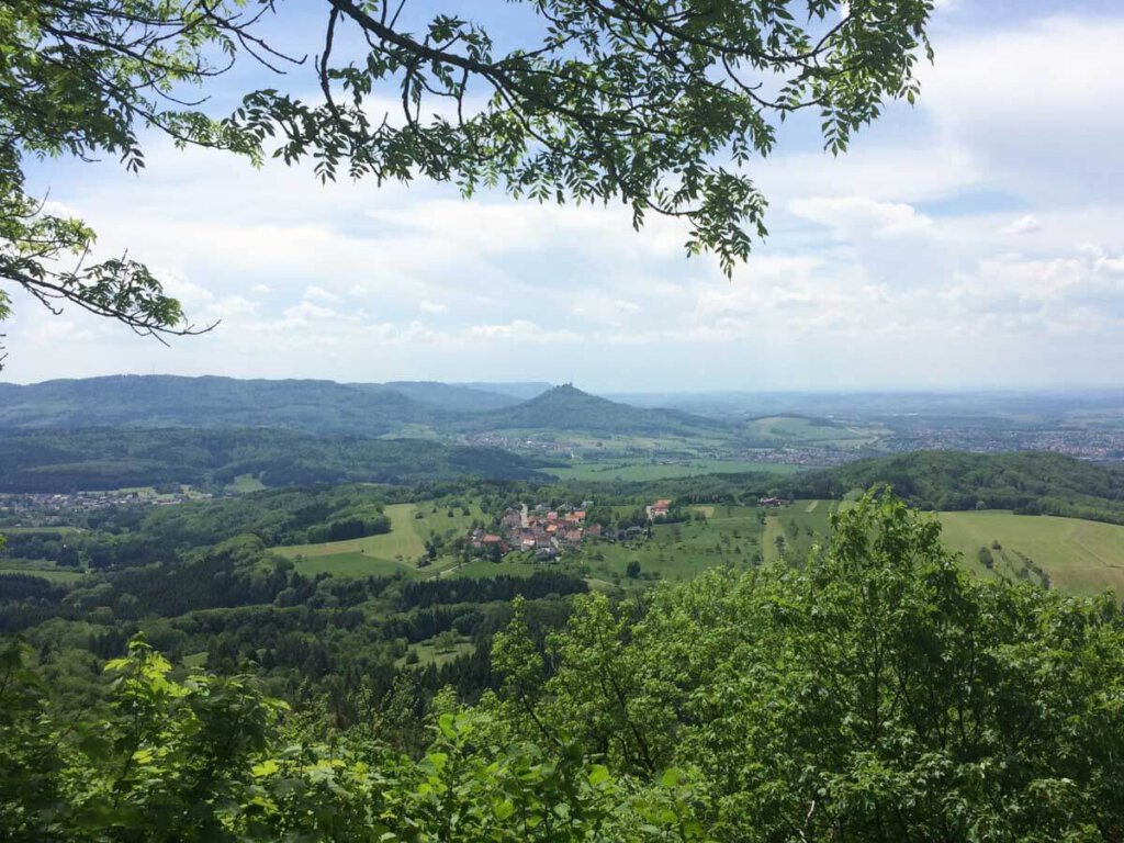 Ausblick vom Dreifürstenstein zur Burg Hohenzollern