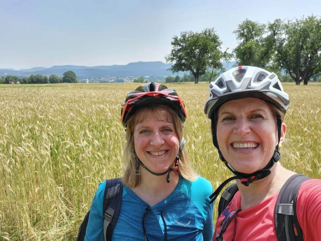 Travelsanne und Schwester Tanja genießen die sommerliche Radtour