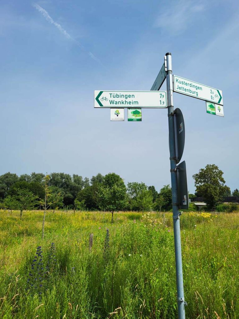 Die Beschilderung des Themenradwegs Streuobst-Tour am Früchtetrauf