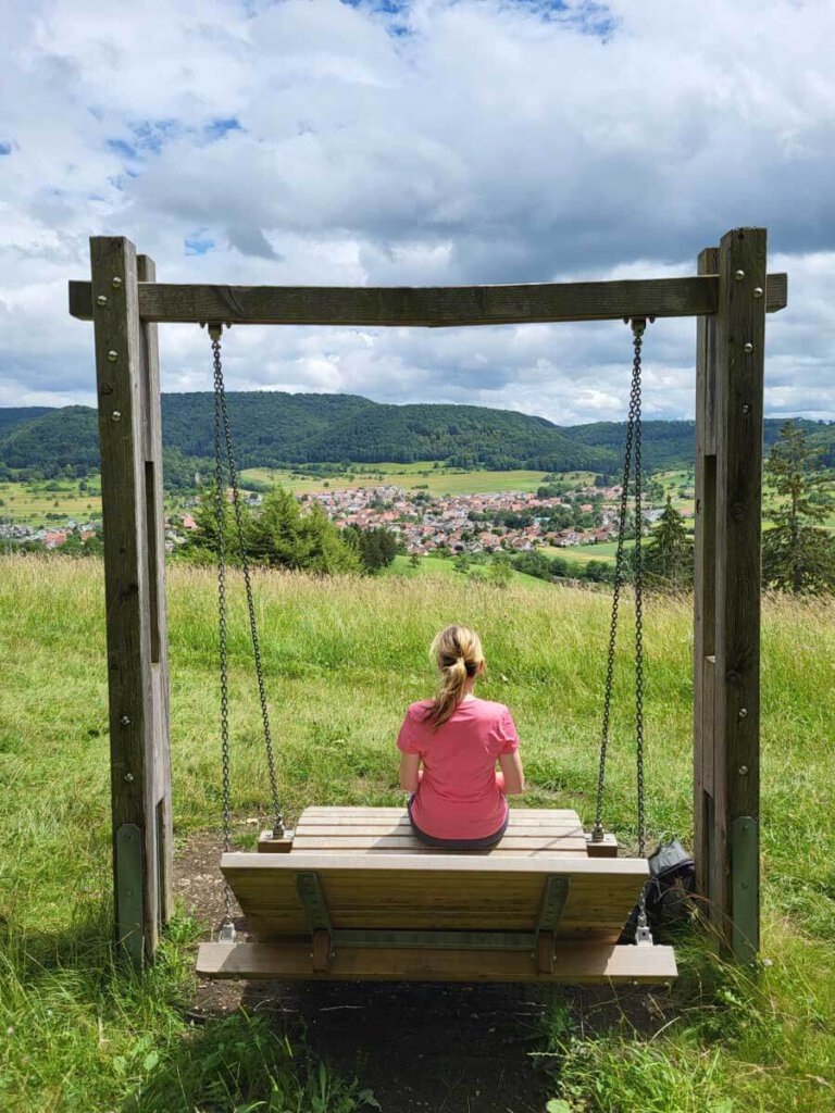 Auf der Himmelsschaukel mit Blick auf Talheim