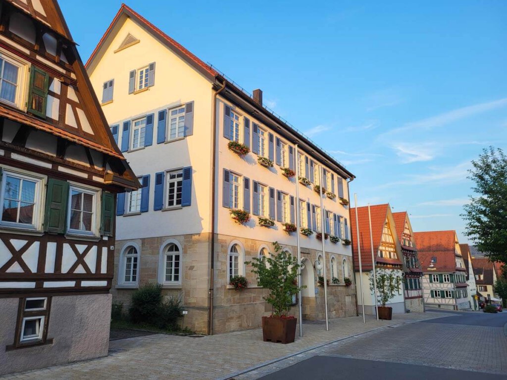 Blick die Nehrener Dorfmitte mit Rathaus und Fachwerkhäusern