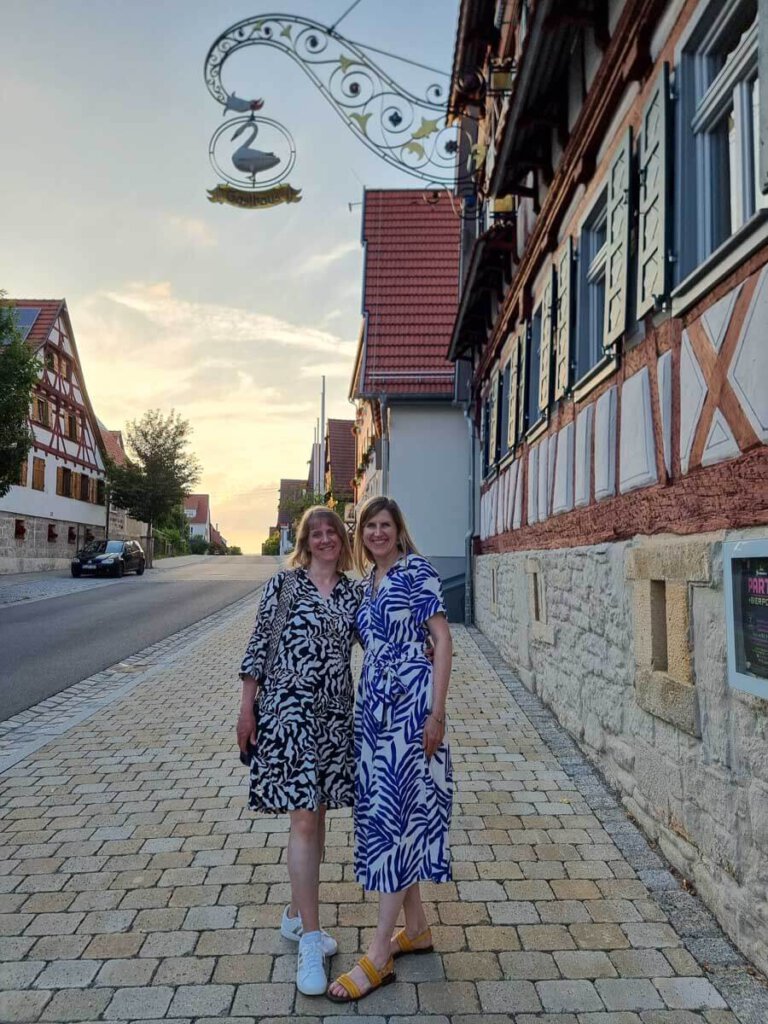 Travelsanne mit Schwester Tanja vor dem Gasthaus Schwanen Nehren