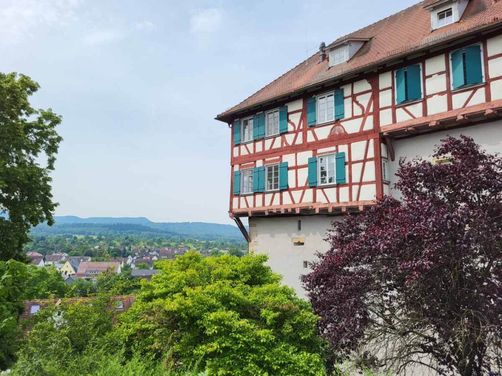 Schloss Gomaringen und Blick zum Albtrauf