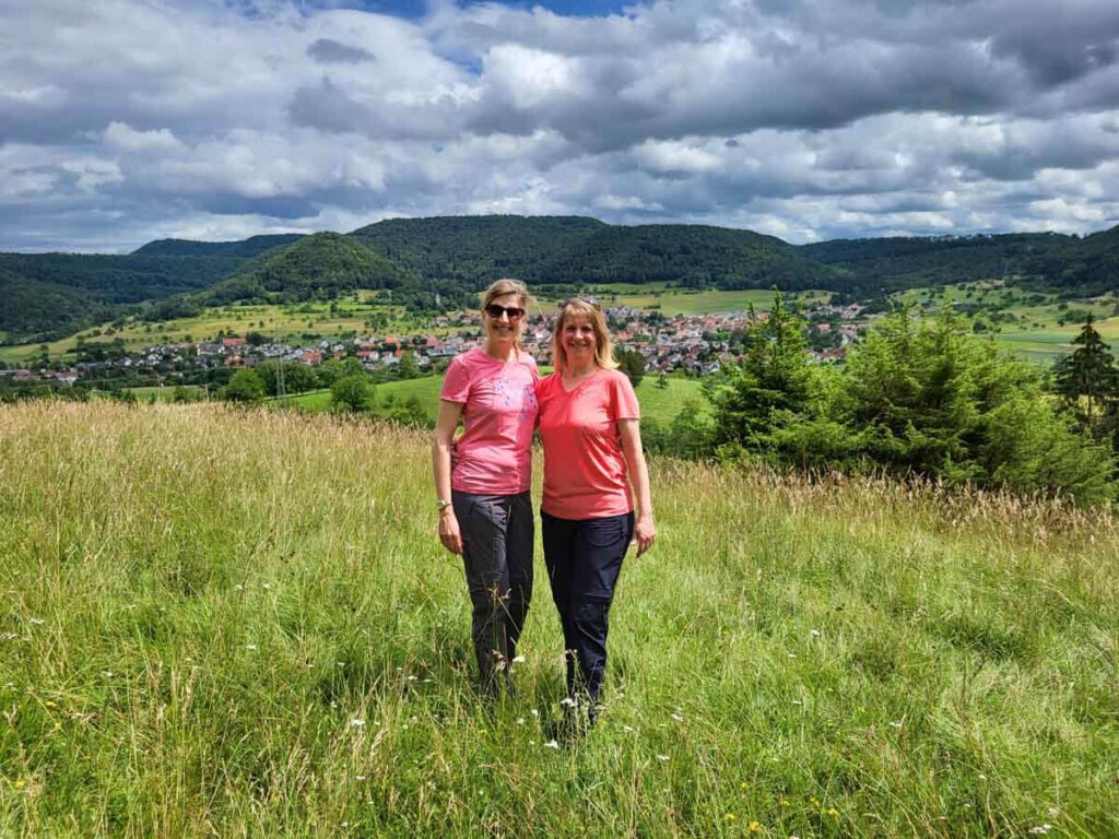 Schwestern zusammen unterwegs am Früchtetrauf im Landkreis Tübingen