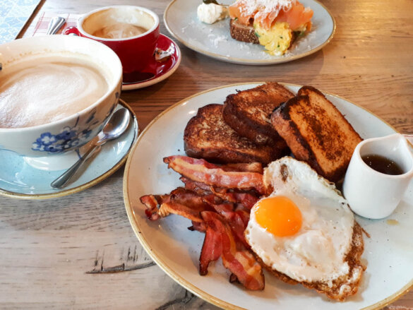 Elegantes Cafes Zum Frühstücken In Der Nähe Bilder