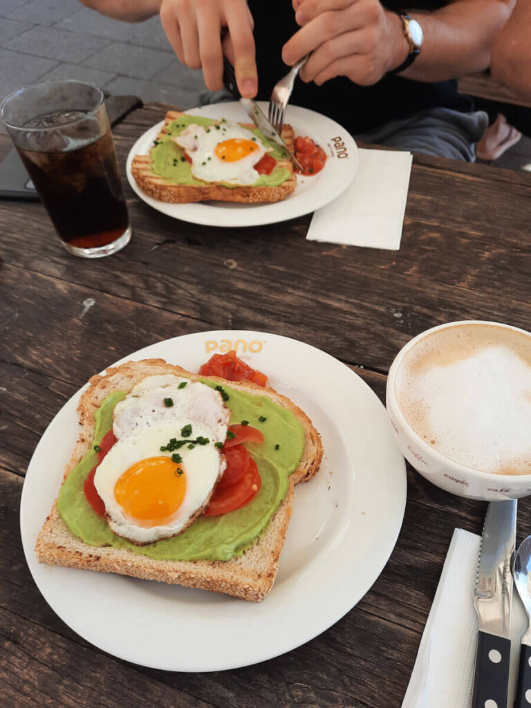 Frühstücks-Spezialität im Café Pano in Konstanz: Belegte Sauerteigbrote