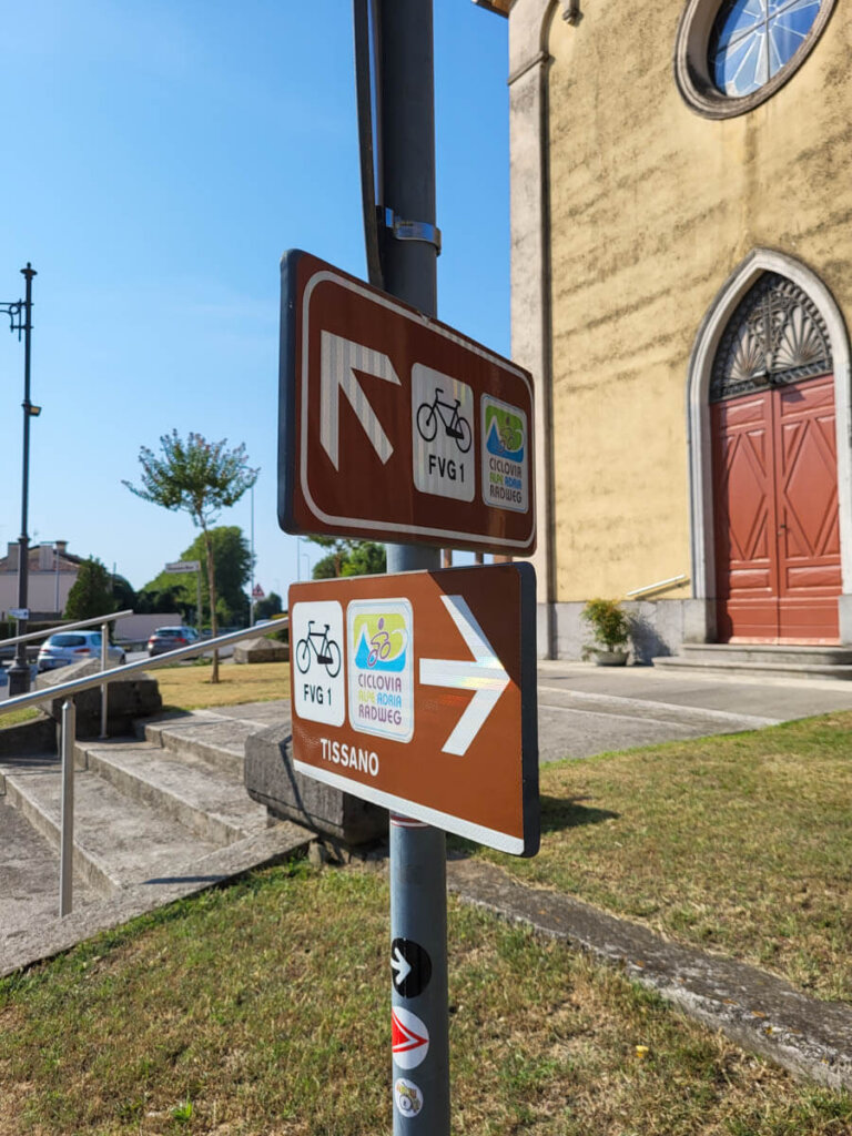 Gut beschildert: Das Logo des Alpe Adria Radwegs