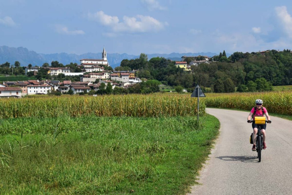 Mit dem Rad auf dem Alpe Adria Radweg durch die herrliche Landschaft Friauls