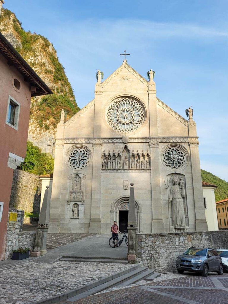 Der nach dem Erdbeben restaurierte Dom von Gemona del Friuli