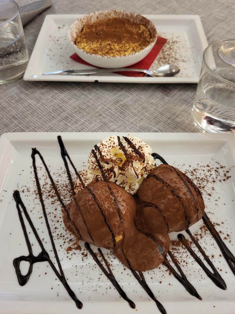 Dolce: Tiramisu und Profiteroles