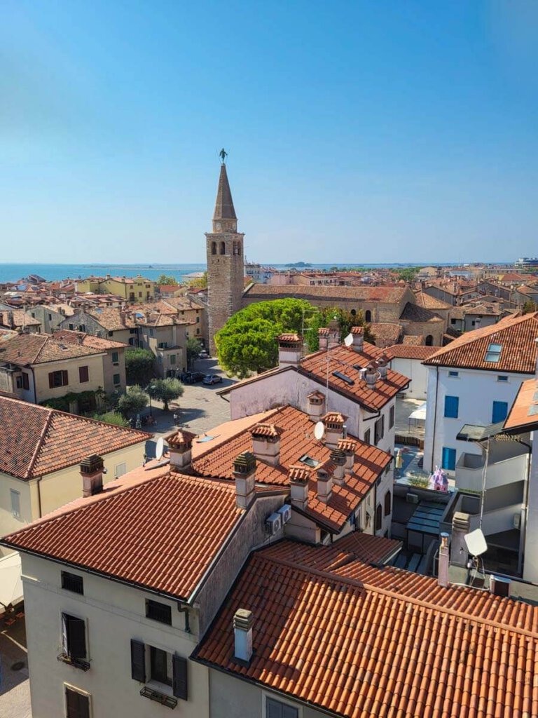 Blick über die Altstadt Grados zum Meer