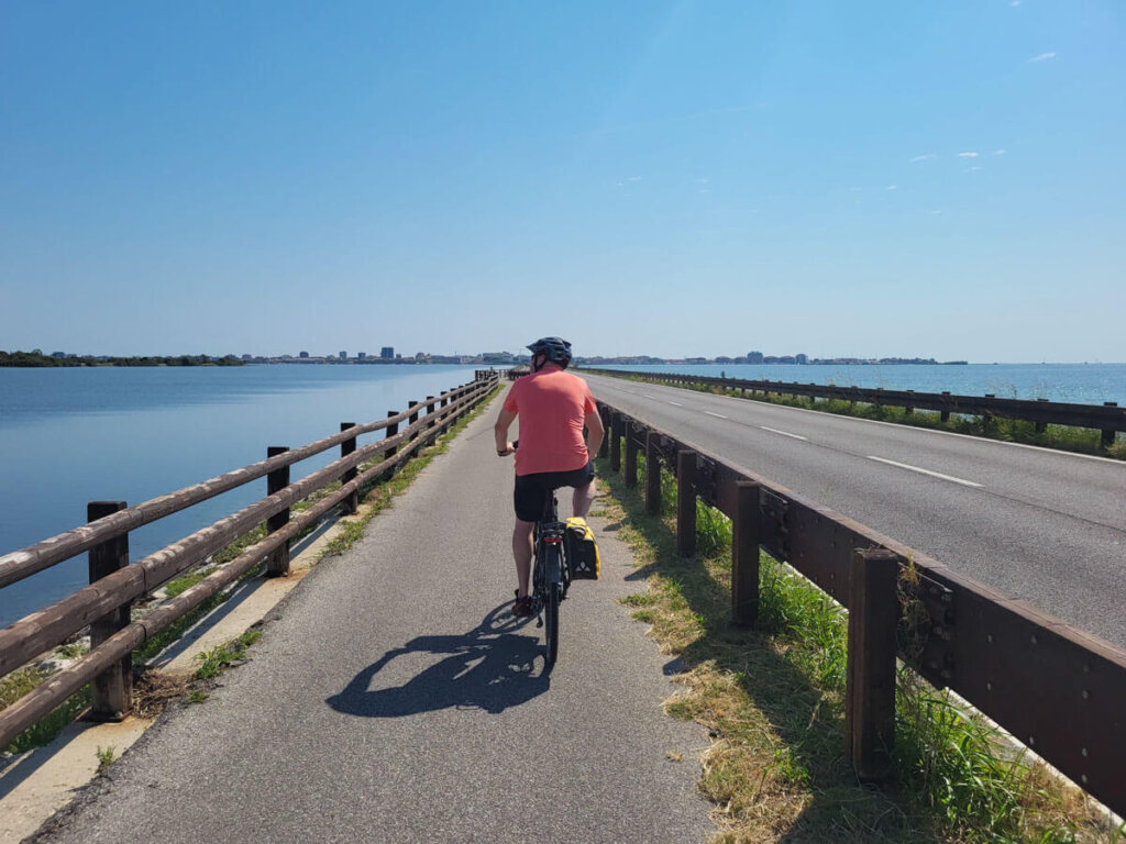 Über den 5 km langen Damm geht es auf die Insel Grado