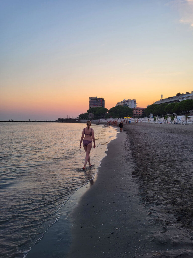 Baden auf Grado im Sonnenuntergang