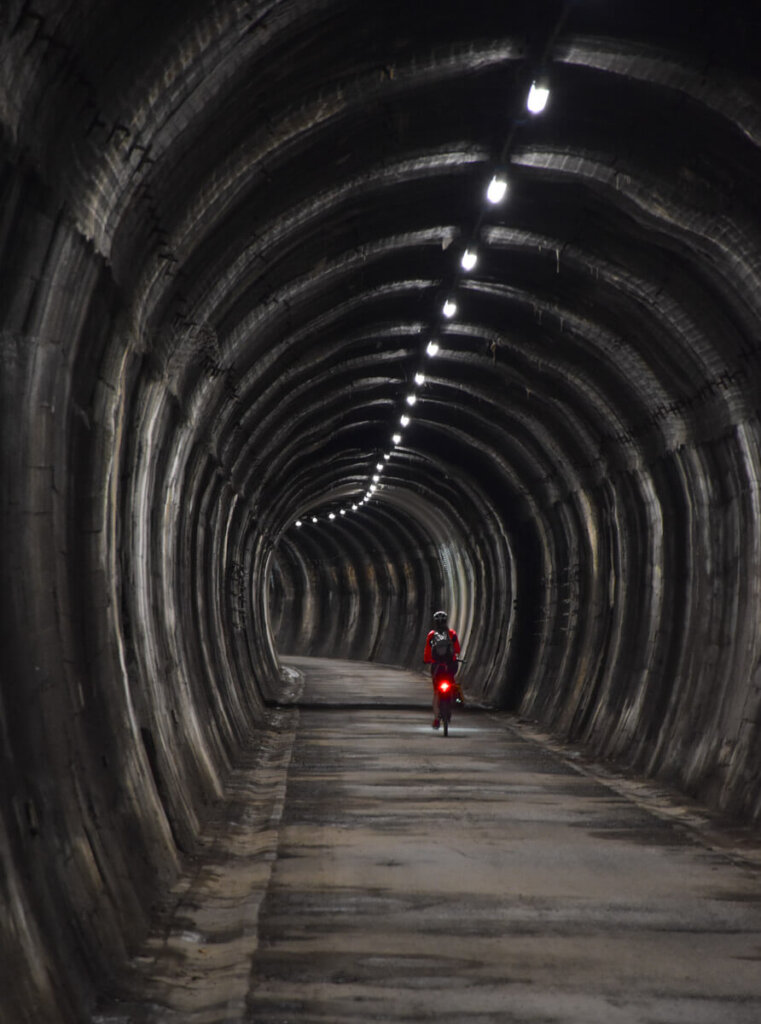 Im Kanaltal radeln wir durch unzählige Eisenbahntunnel