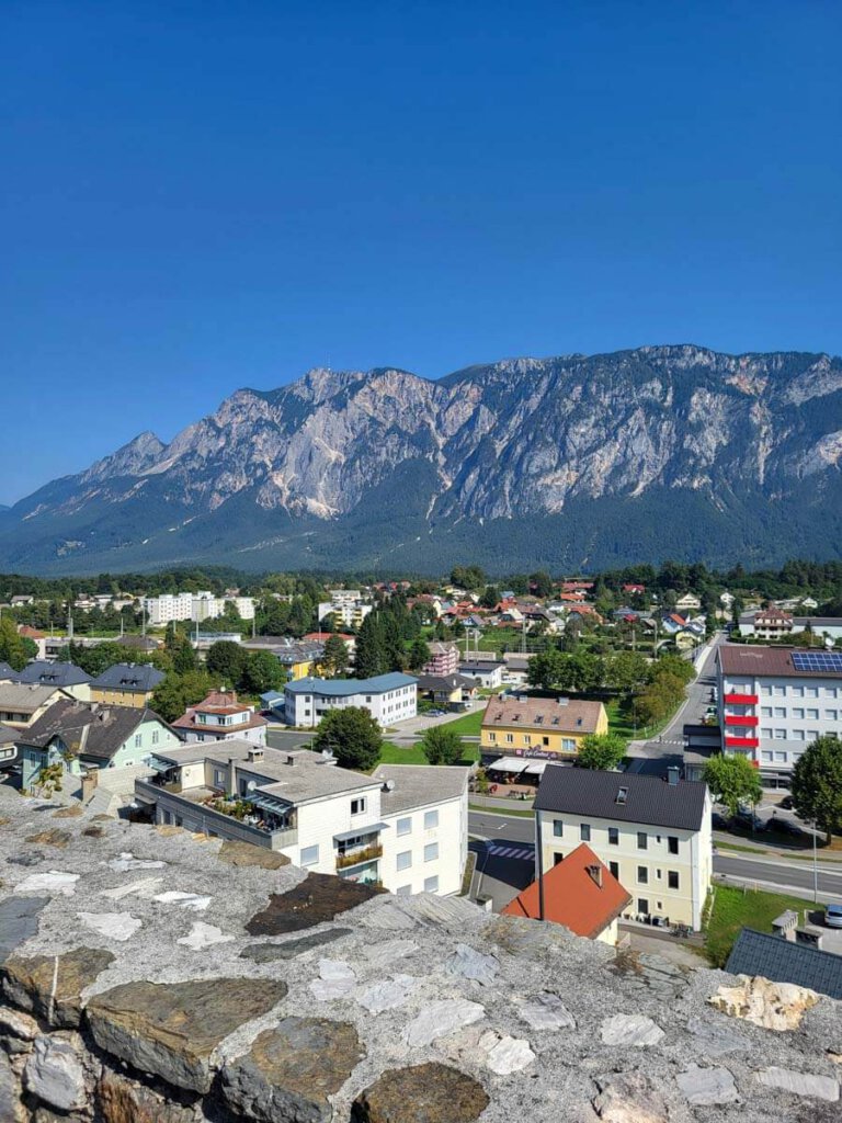 Blick über Arnoldstein auf den Naturpark Dobratsch