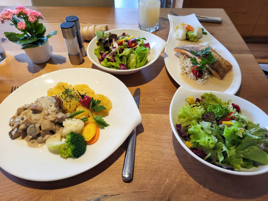 Abendessen mit regionalen Zutaten im Konradshof in Seewald-Besenfeld