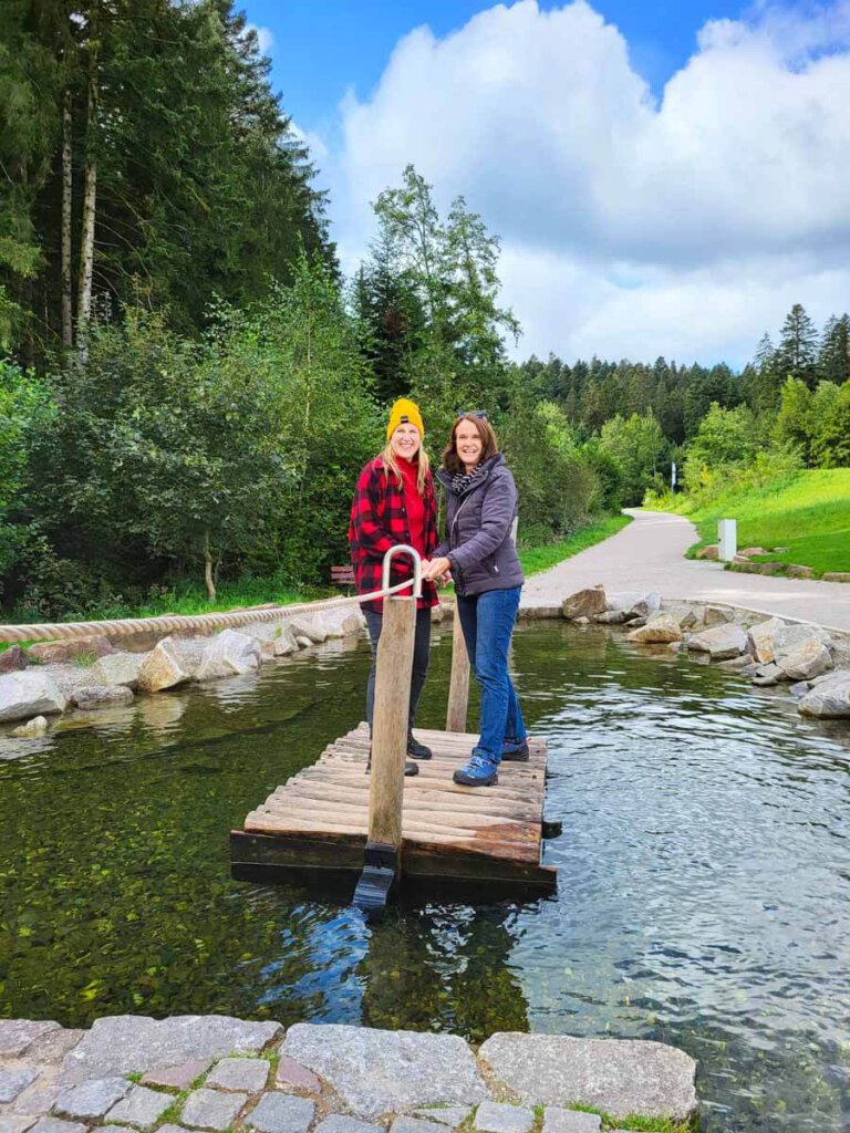 Spaß auf dem Flößerabenteuer-Spielplatz im Zauberland Loßburg im Schwarzwald