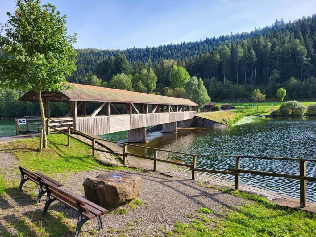 Überdachte Brücke an der Nagoldtalsperre in Seewald-Erzgrube