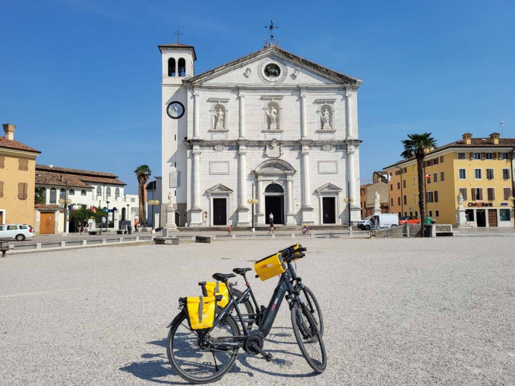 Der prächtige Doma Palmanovas mit unseren E-Bikes von Eurobike