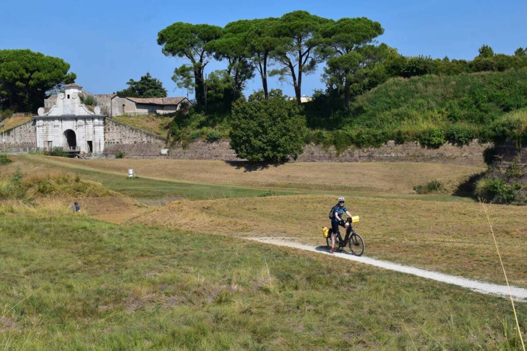 Der Alpe Adria Radweg vor den Festungsmauern Palmanovas