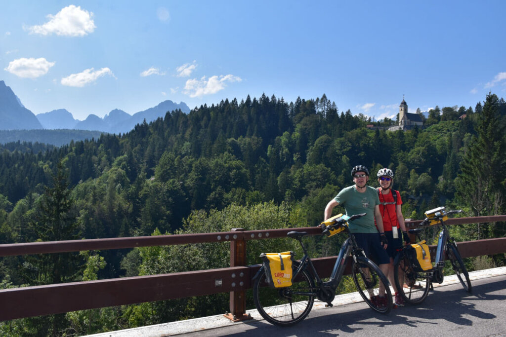 Blick auf die Julischen Alpen und Coccaus Kirchlein