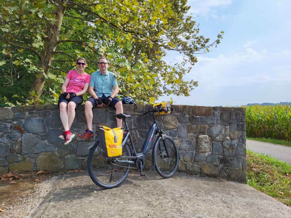 Kleine Pause vom Radeln auf dem Alpe Adria Radweg durch Friaul-Julisch Venetien