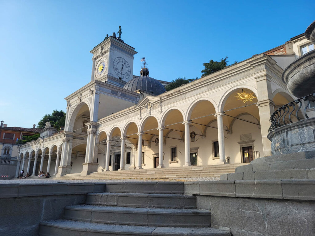 Der imposante Uhrturm an der Piazza Libertà in Udine