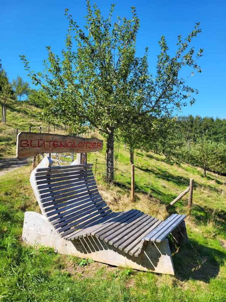 Relaxliege "Blütenglotzer" in den Streuobstwiesen Unterkirnachs