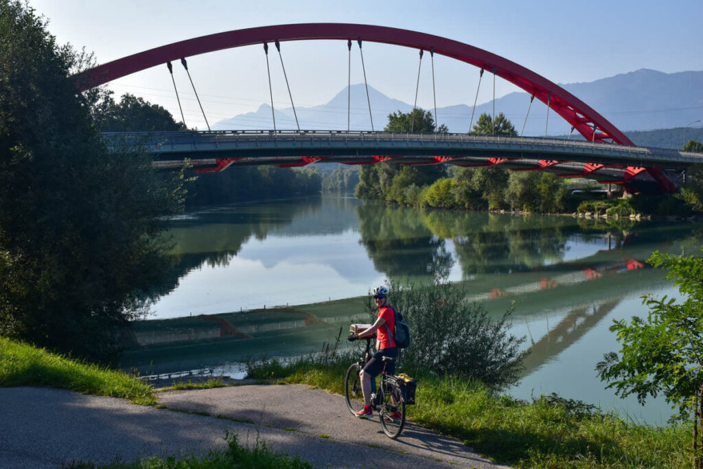 Die imposante rote Bogenbrücke über die Drau in Villach, Start unserer Etappe auf dem Alpe Adria Radweg