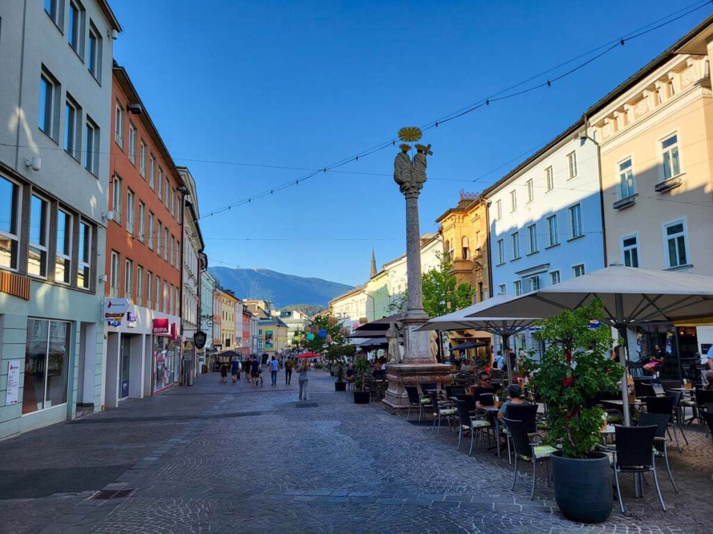 Villachs Hauptplatz mit der Dreifaltigkeitssäule