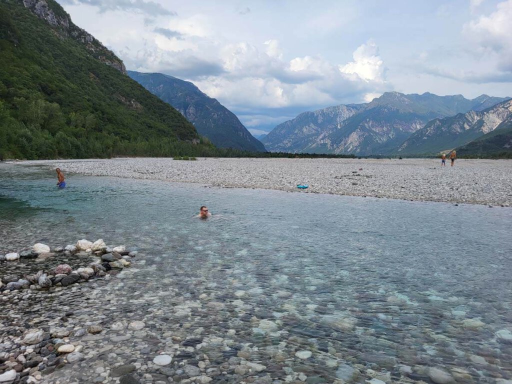 Erfrischendes Bad im eiskalten Tagliamento bei Gemona del Friuli, einem der letzten Wildflüsse der Alpen