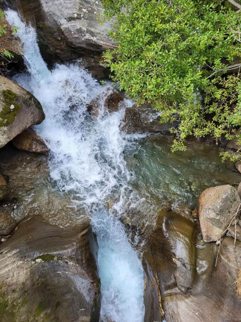 Der Zielbach oberhalb von Partschins hat ganz schön Kraft und wäscht die Felsen aus