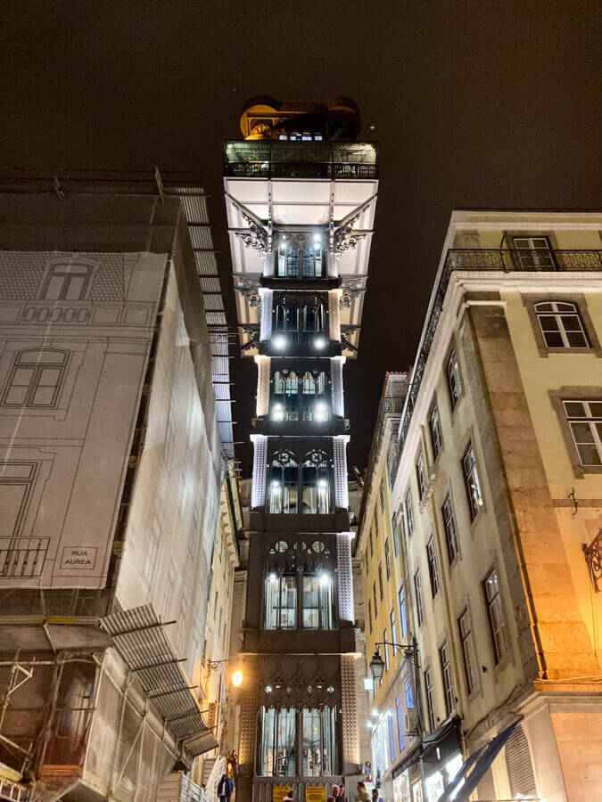 Lissabons beeindruckender Elevador de Santa Justa bei Nacht